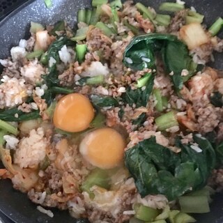 ピリ辛チャーハン！卵、小松菜、ひき肉